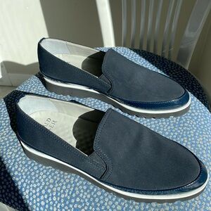 Donald Pliner Conner Crepe Elastic Loafers

Like NEW
Super comfortable